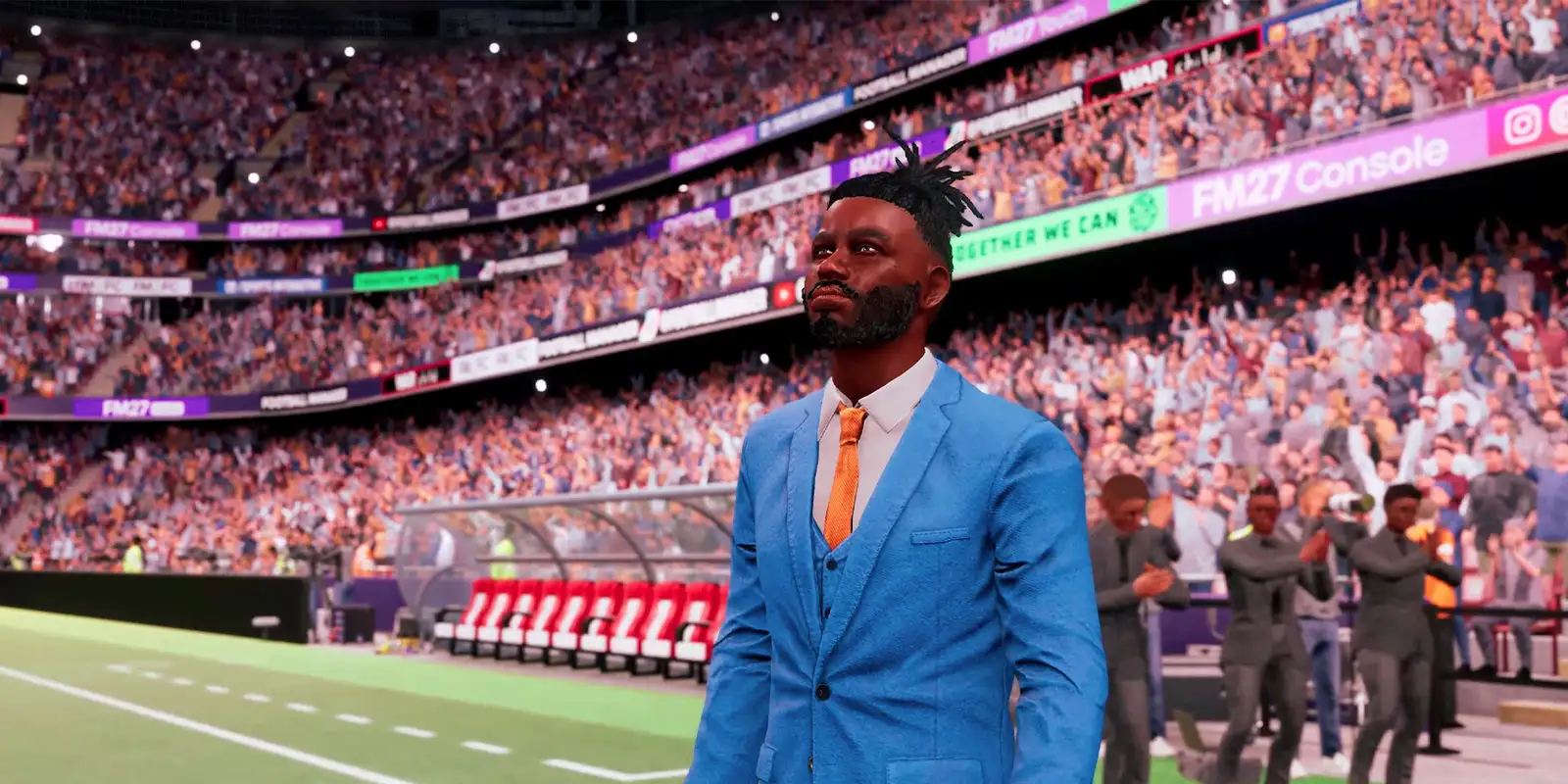 Un entrenador de traje celeste camina al costado de la cancha en un estadio lleno, en una captura oficial de Football Manager 27