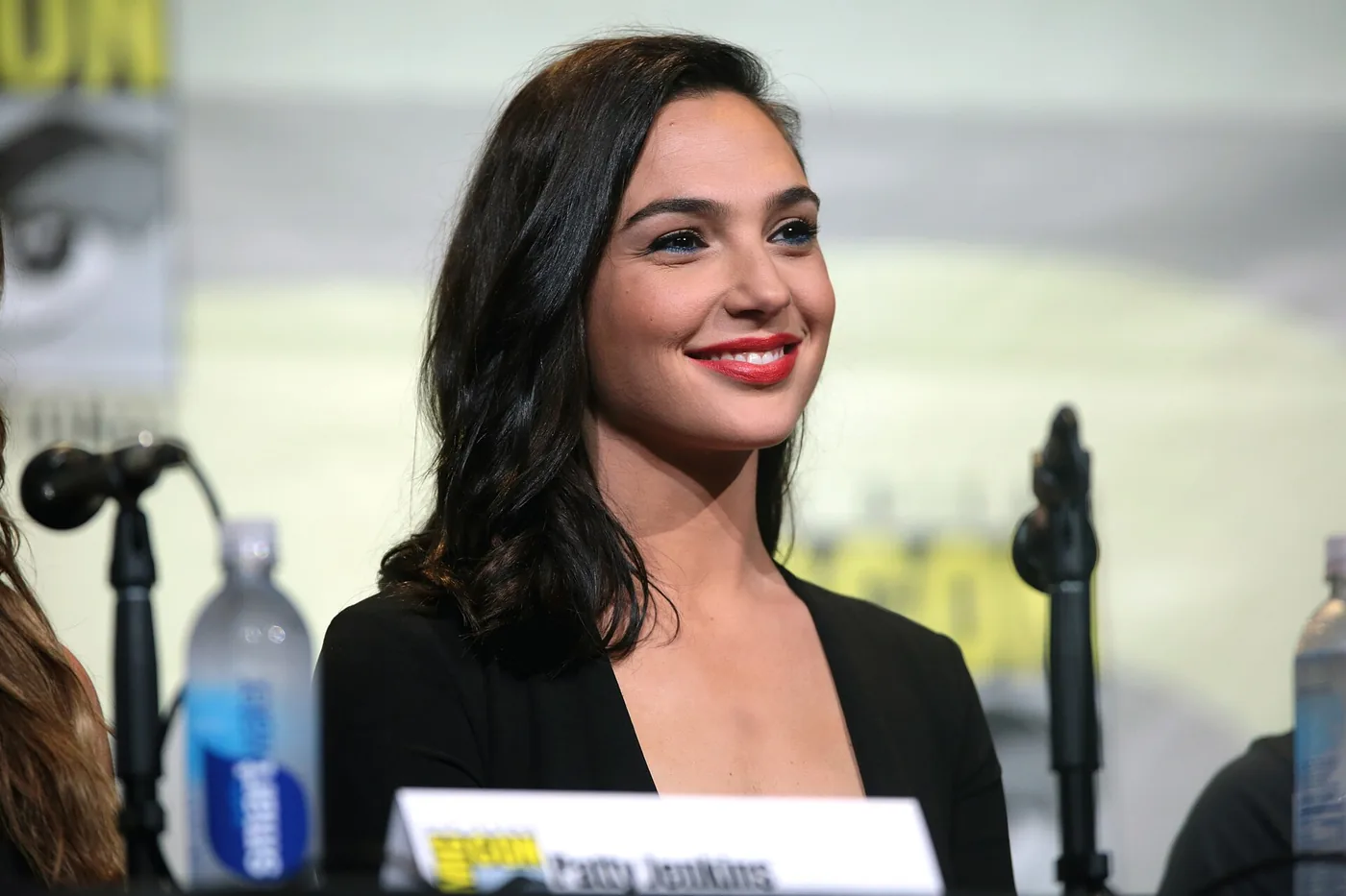 Gal Gadot sonriendo durante el panel de Wonder Woman en la Comic-Con de San Diego 2016