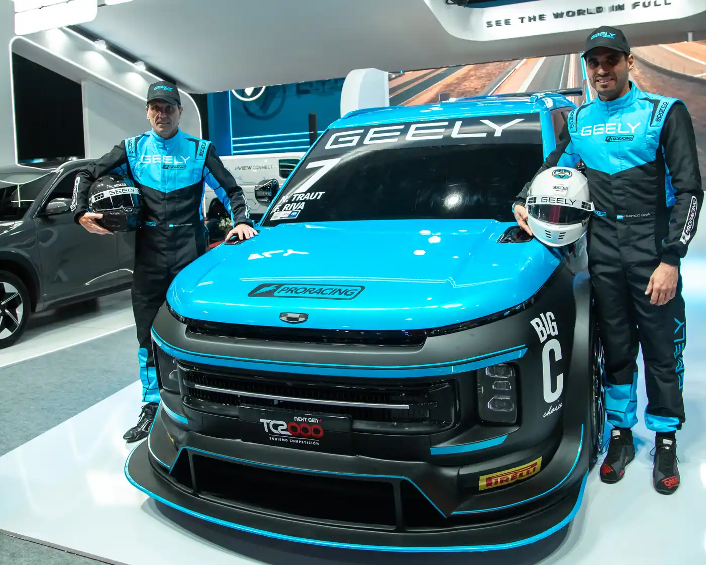 Nicolás Traut y Franco Riva junto al Geely Icon de TC2000 en el stand de Geely