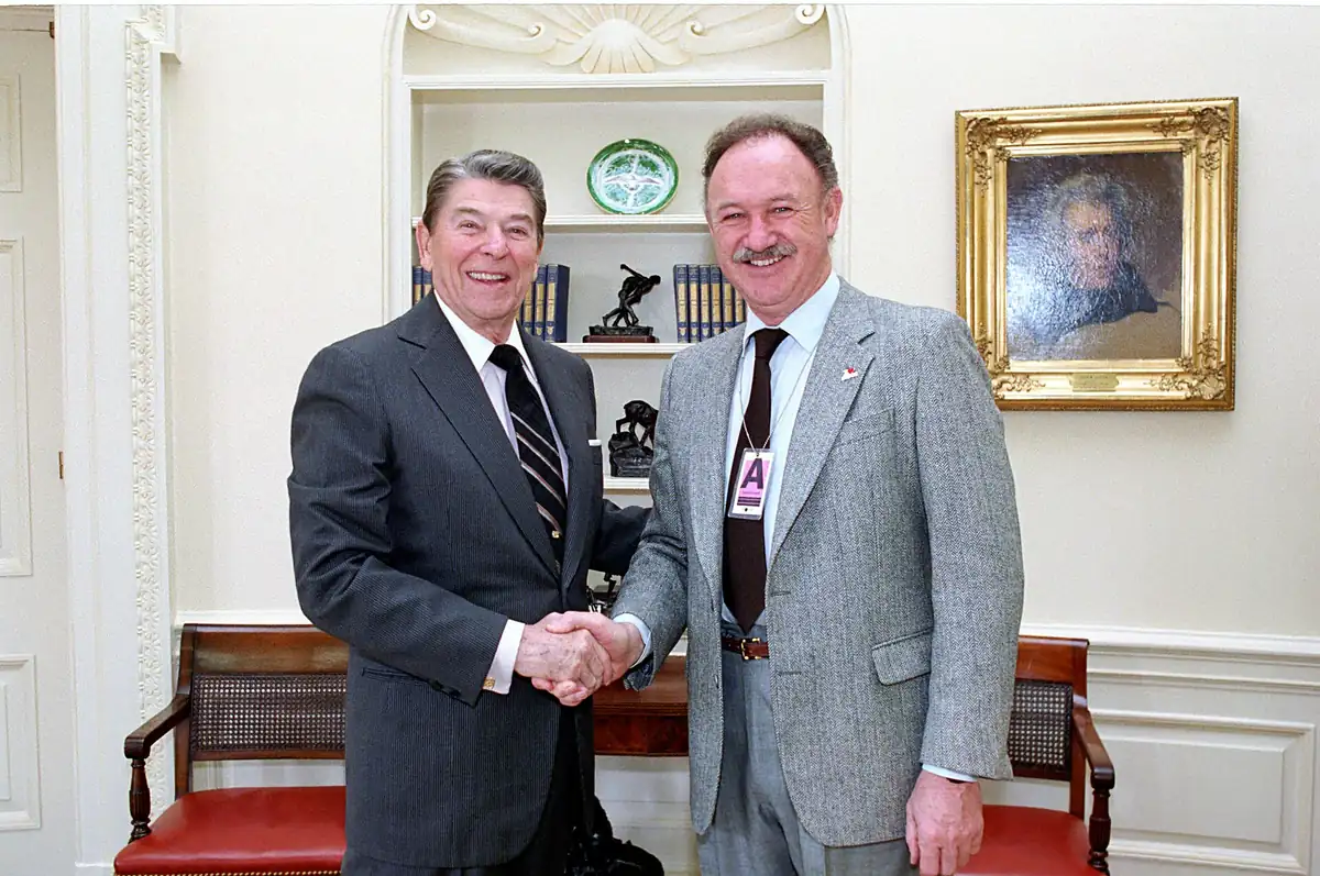 Gene Hackman saluda a Ronald Reagan en la Oficina Oval de la Casa Blanca