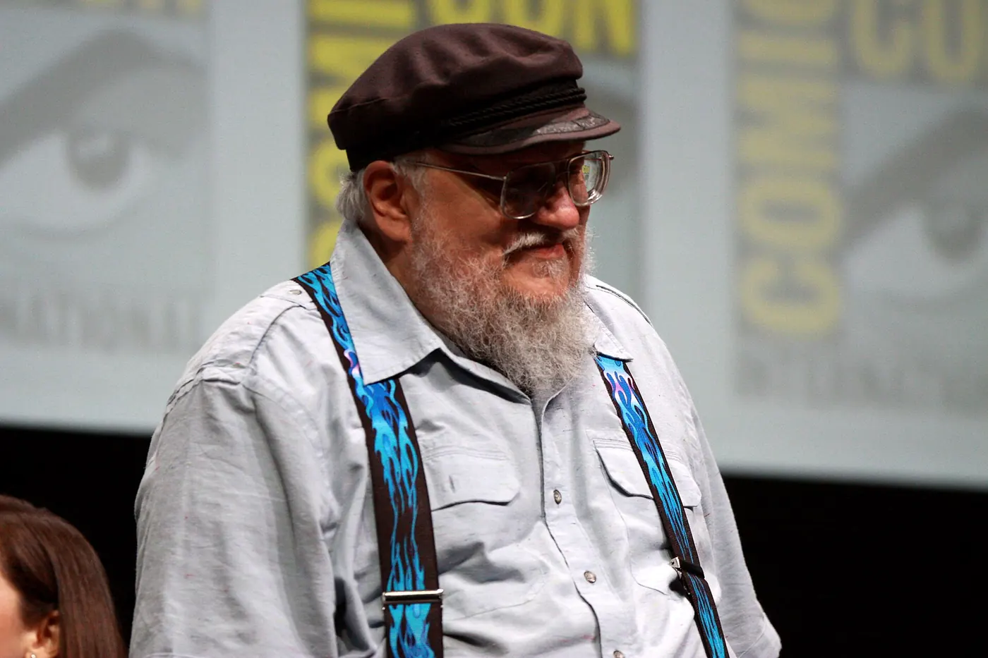 George R. R. Martin, autor de Canción de hielo y fuego, con gorra y tiradores en el panel de Game of Thrones de la Comic-Con 2013