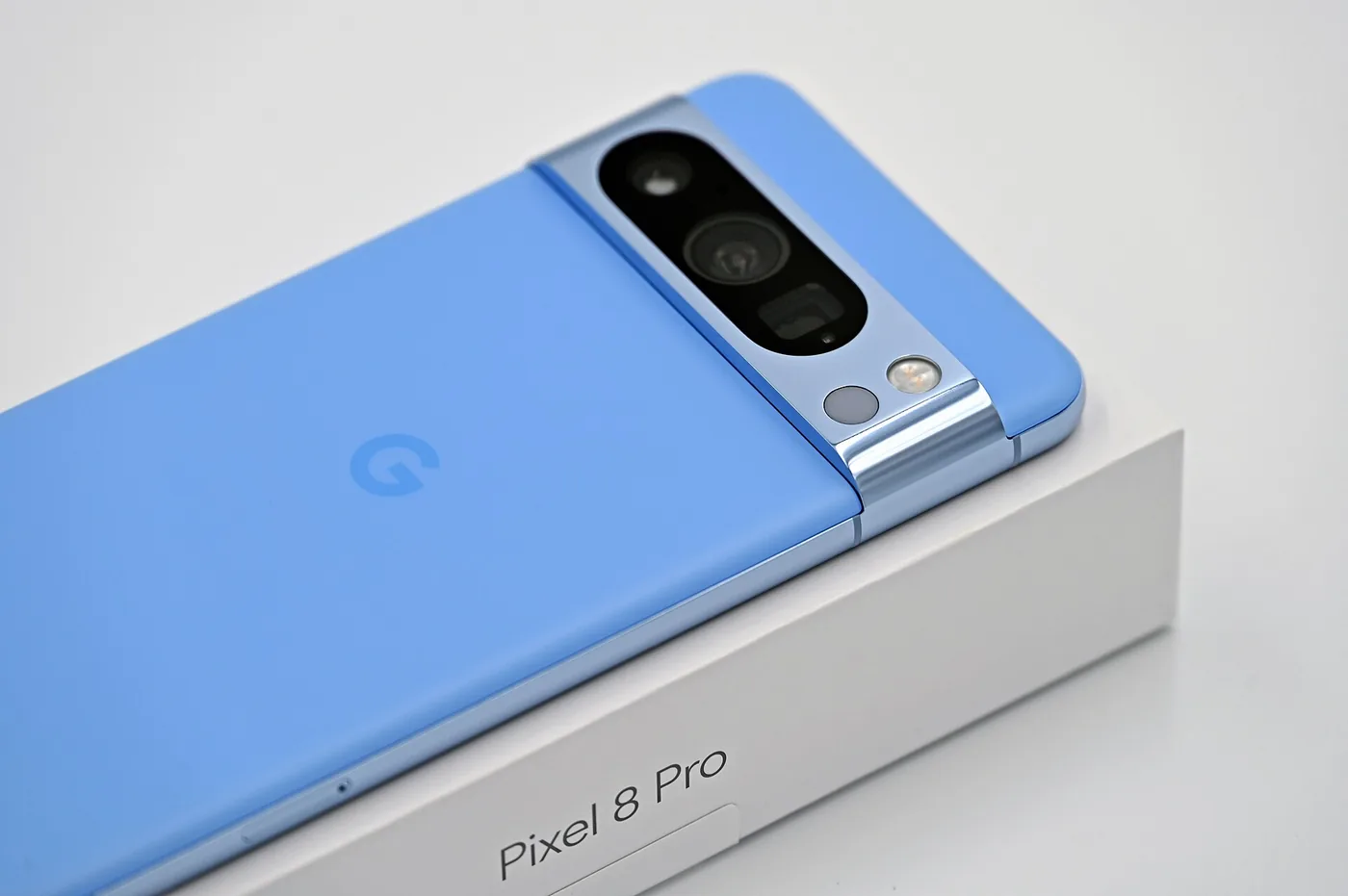 Google Pixel 8 Pro azul apoyado sobre su caja, con el módulo de cámaras a la vista