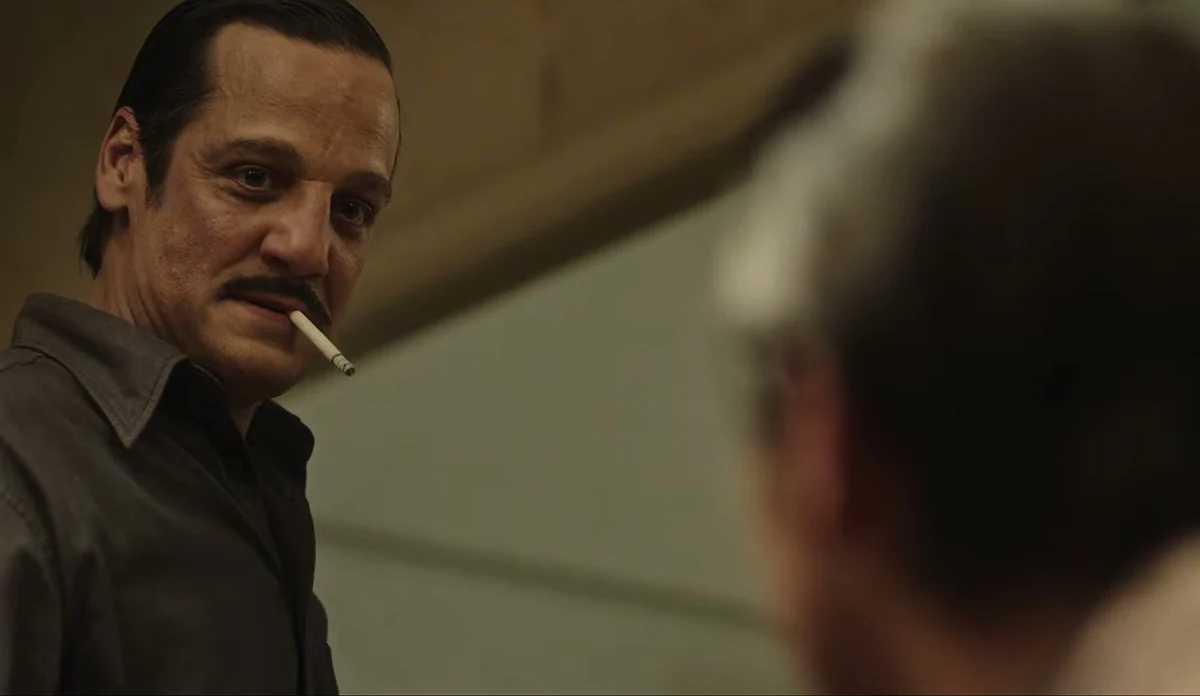 Rodrigo de la Serna como Aníbal Gordon, con bigote y un cigarrillo en la boca, en una escena del tráiler de Gordon