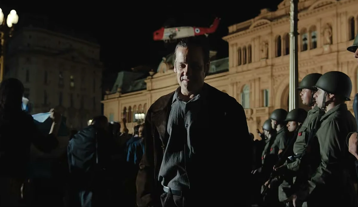 Escena nocturna del tráiler de Gordon frente a la Casa Rosada, con soldados de casco y un helicóptero sobre el edificio