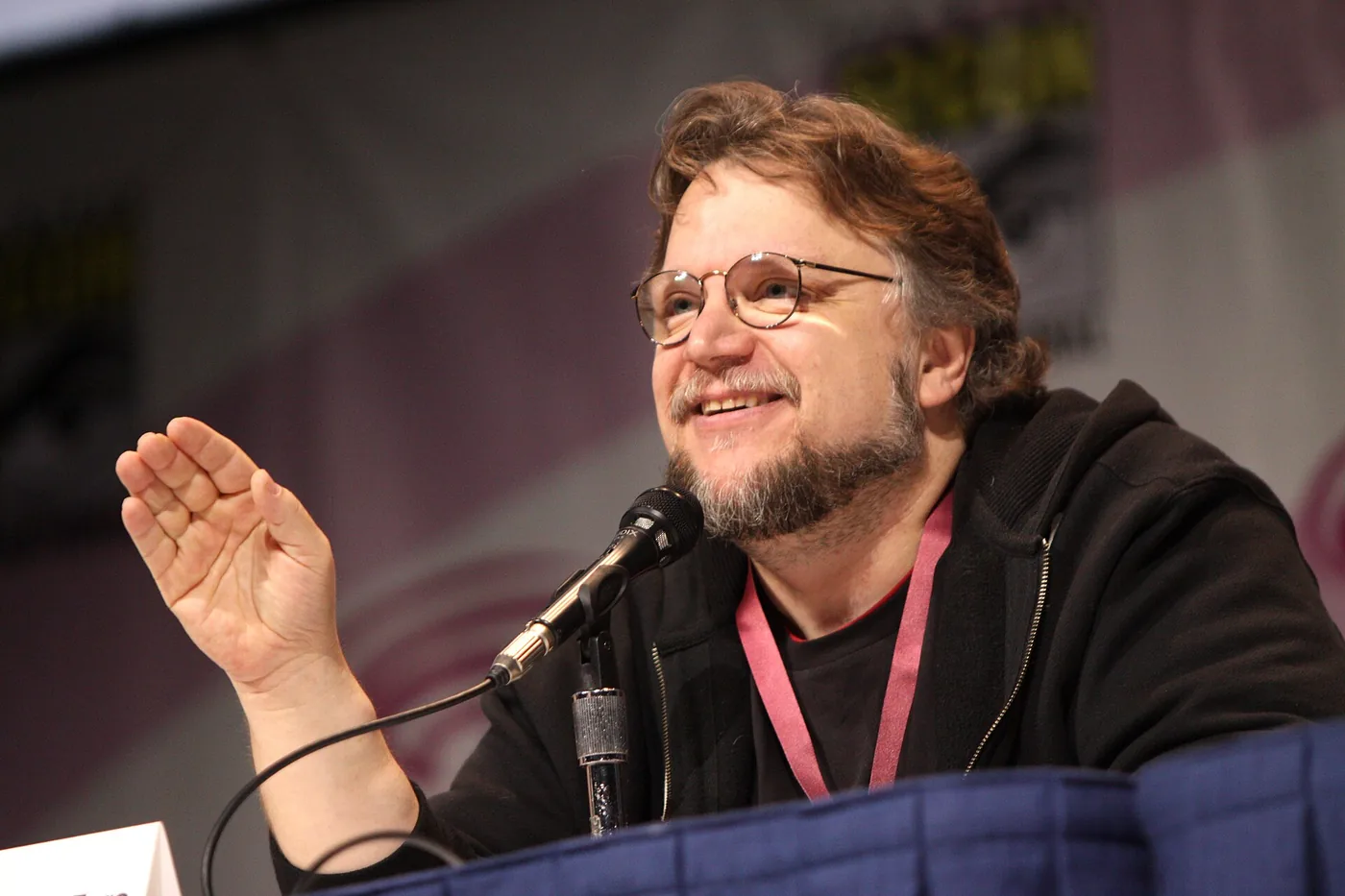 Guillermo del Toro habla frente a un micrófono en un panel de la WonderCon