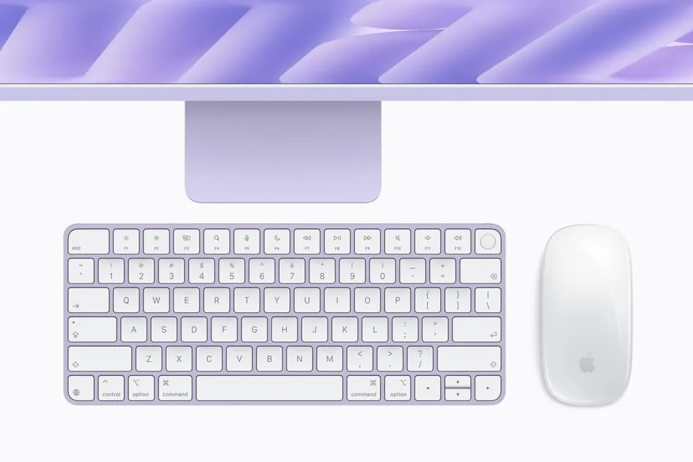 Teclado y mouse con detalles violetas a juego con la iMac con M6 violeta