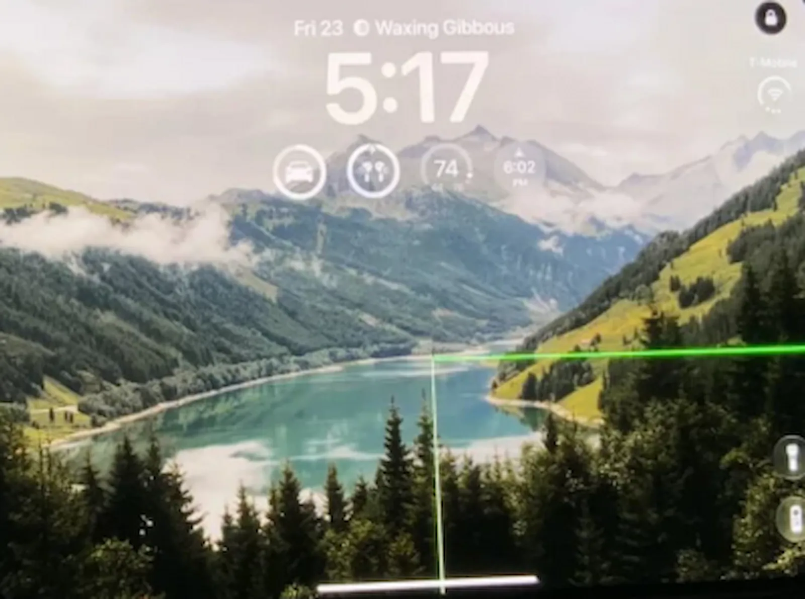Pantalla interna de un iPhone Duo con una línea verde vertical y una marca horizontal, uno de los casos de falla reportados por usuarios