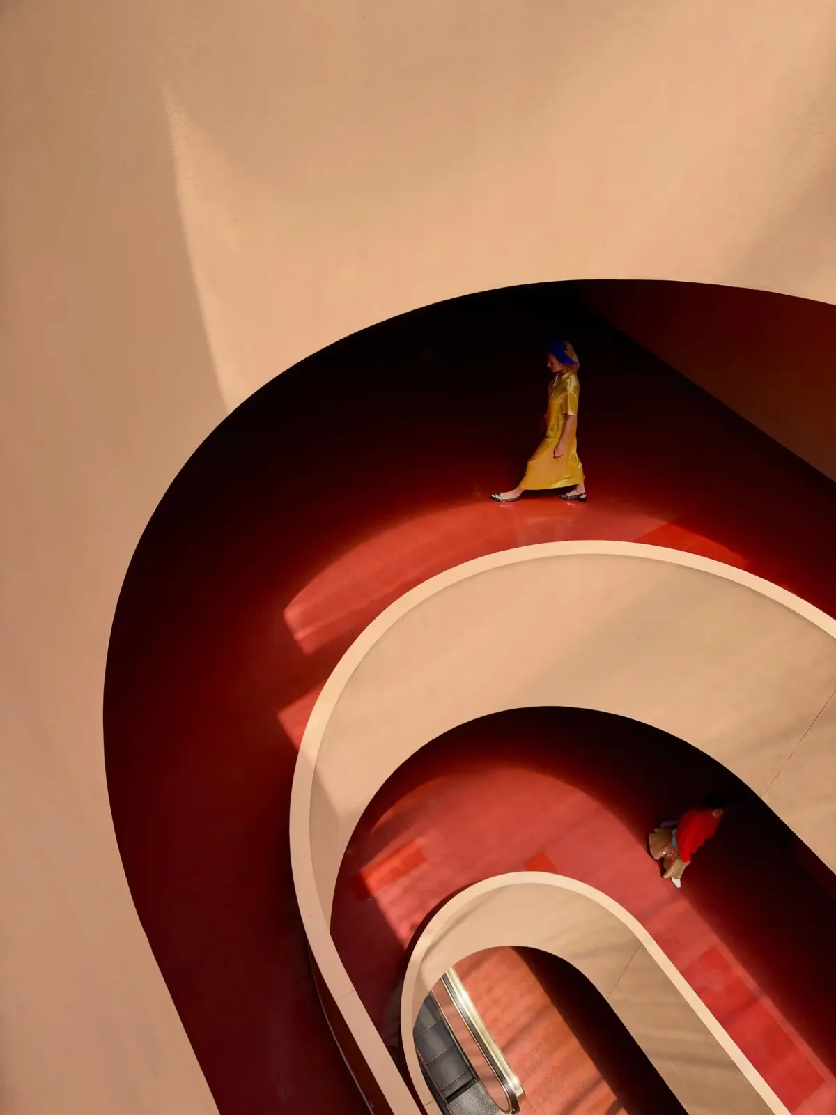 Foto de muestra del iPhone Duo: una escalera en espiral roja vista desde arriba