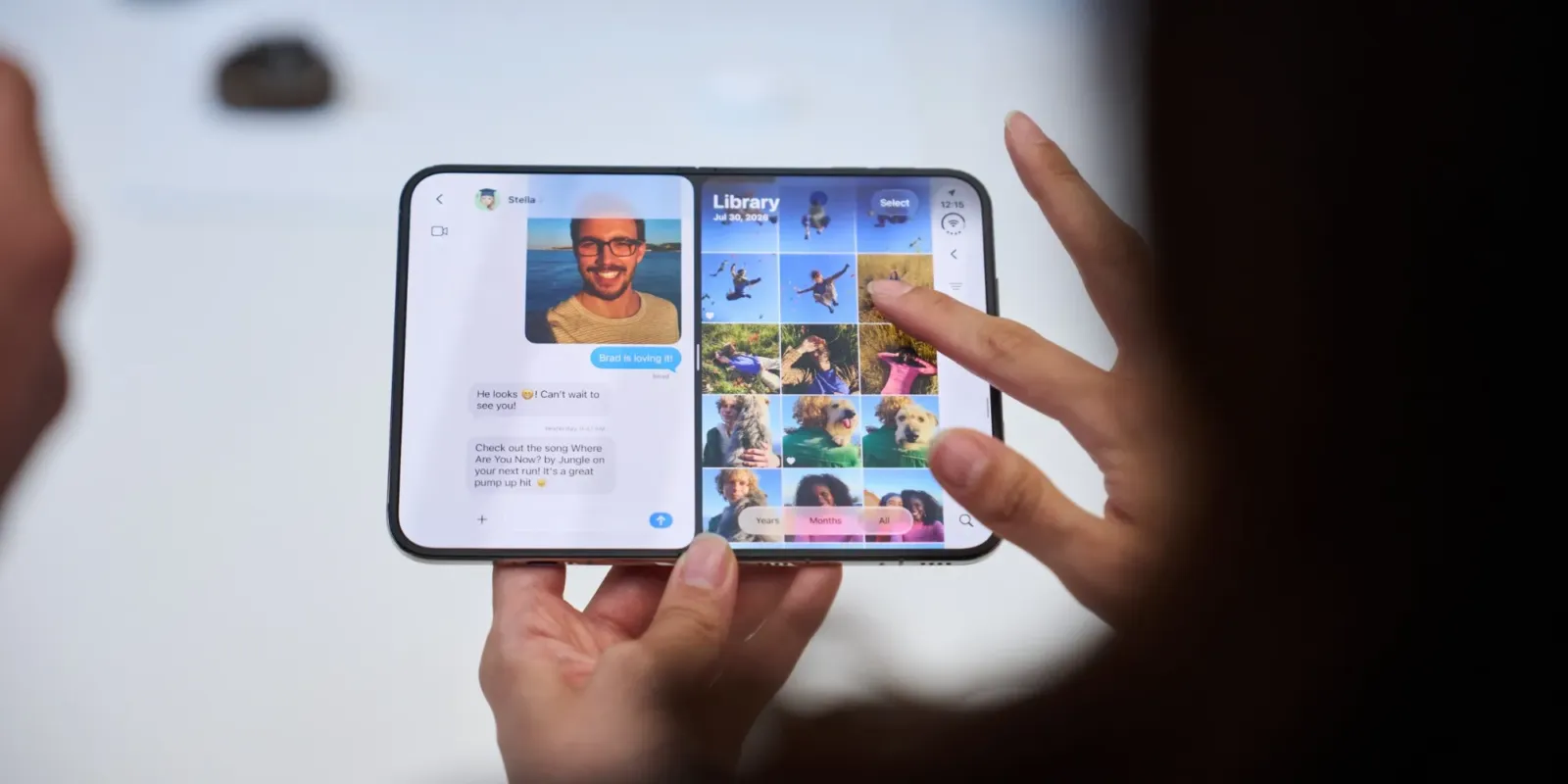 Una persona usa el iPhone Duo abierto, con una conversación de Mensajes y la galería de fotos en la pantalla interna