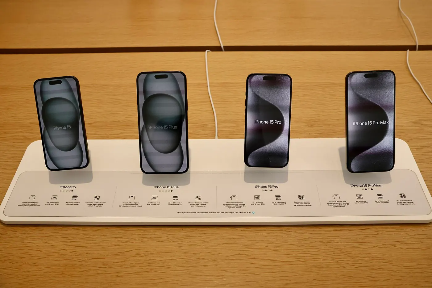 Cuatro iPhone 15 Pro en exhibición sobre una mesa de la Apple Store de Orchard Road, en Singapur