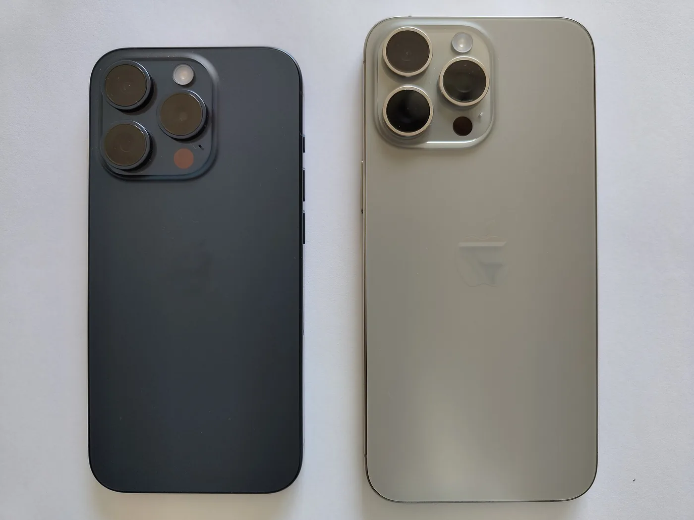 Parte trasera de un iPhone 15 Pro y un iPhone 15 Pro Max, uno al lado del otro