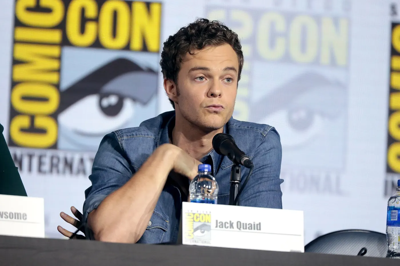 Jack Quaid en un panel de The Boys en la Comic-Con de San Diego