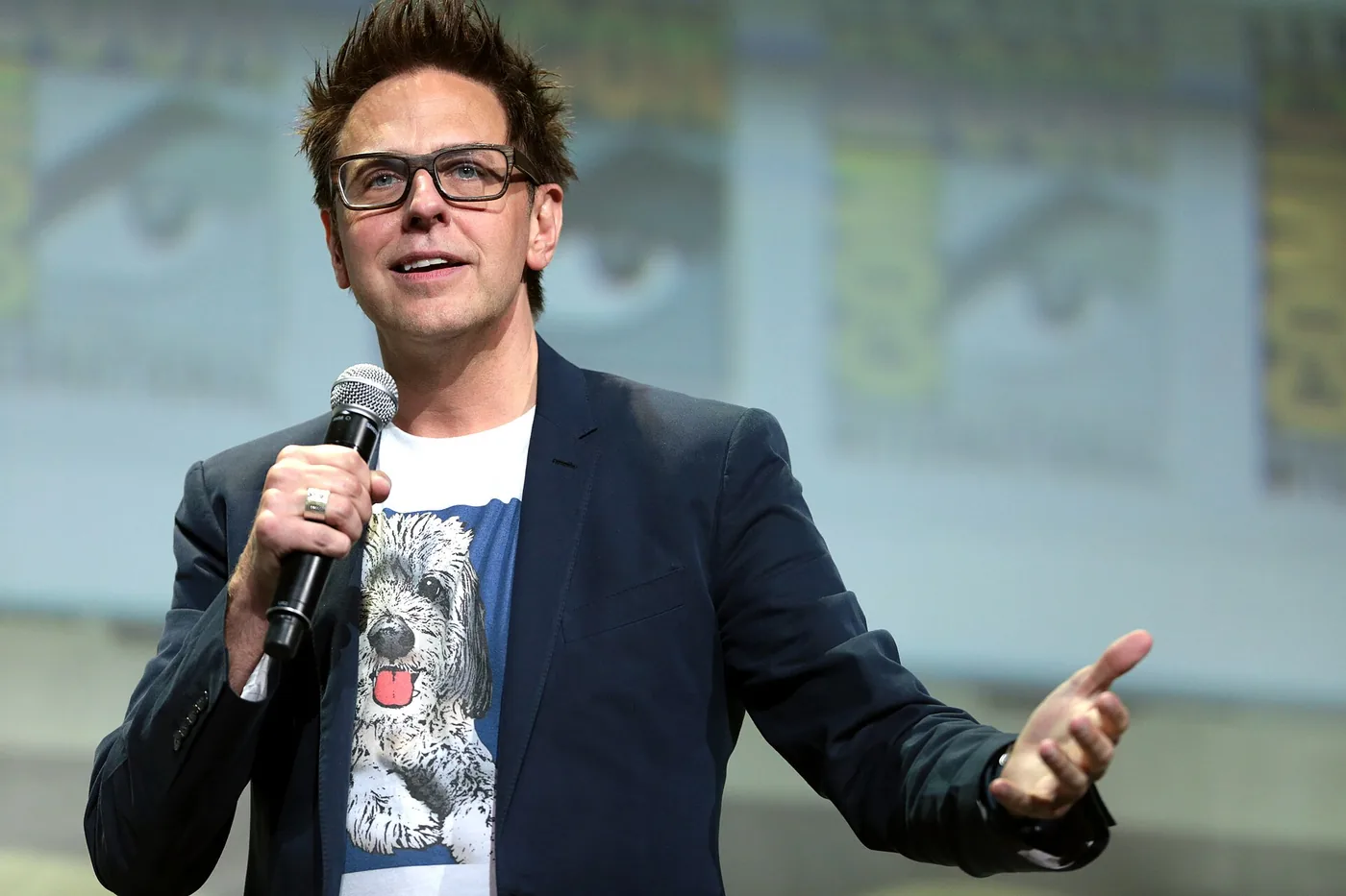 James Gunn habla con un micrófono en la mano durante un panel de la Comic-Con de San Diego 2016
