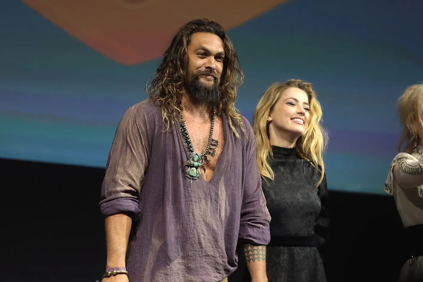 Jason Momoa y Amber Heard en el escenario durante la presentación de Aquaman en la Comic-Con de San Diego