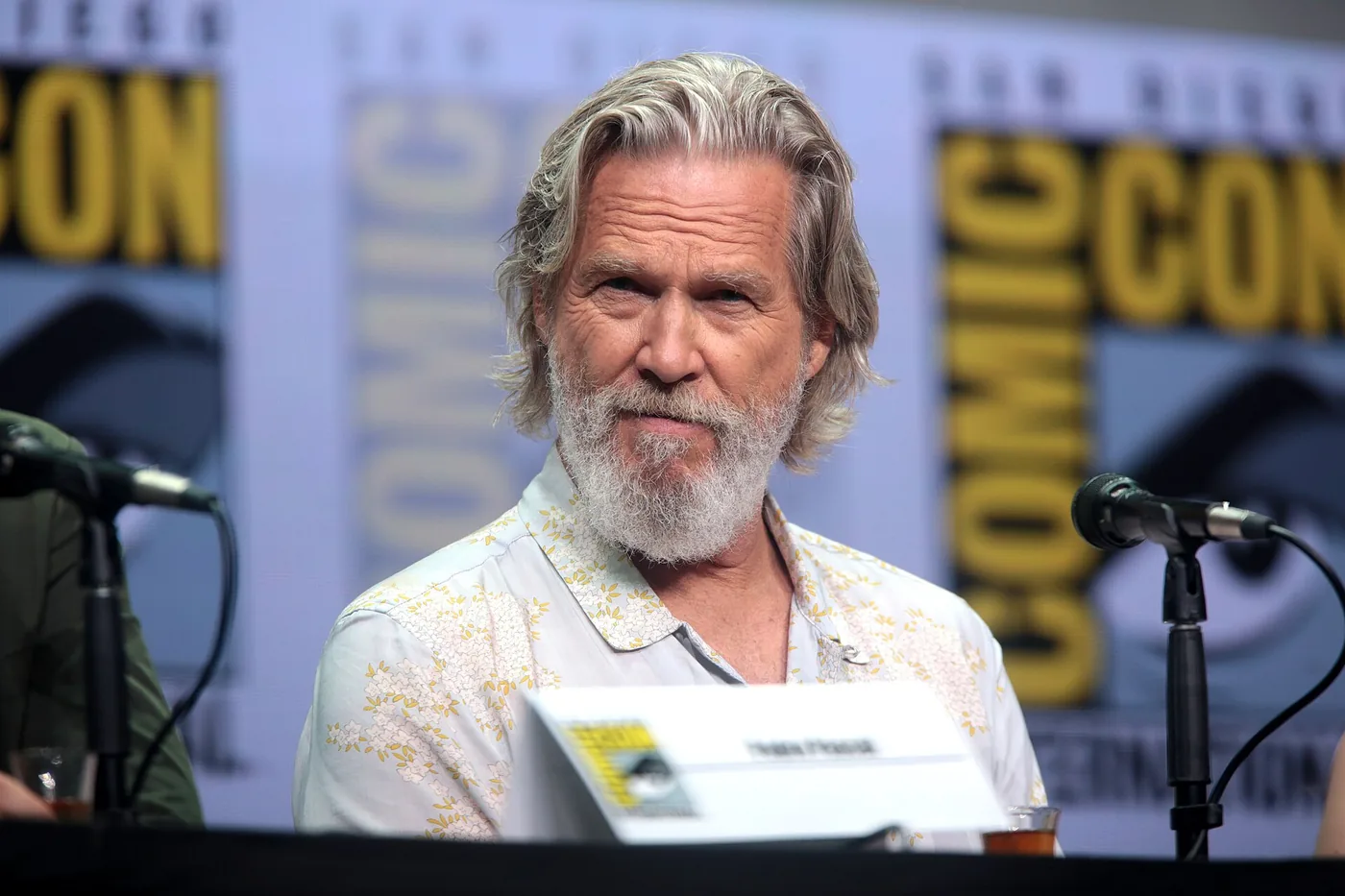 Jeff Bridges, de barba y pelo canoso, en un panel de la Comic-Con de San Diego 2017