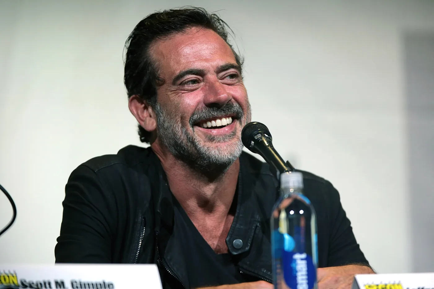 Jeffrey Dean Morgan sonríe durante un panel de la Comic-Con de San Diego