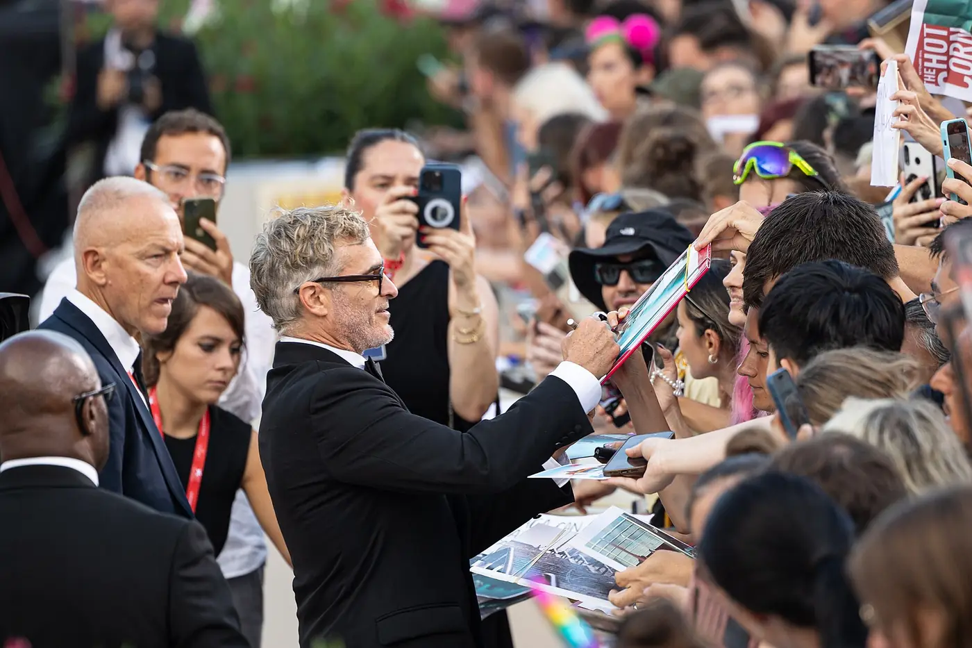 Joaquin Phoenix, el Joker de la saga, firma autógrafos a sus fans en una alfombra roja