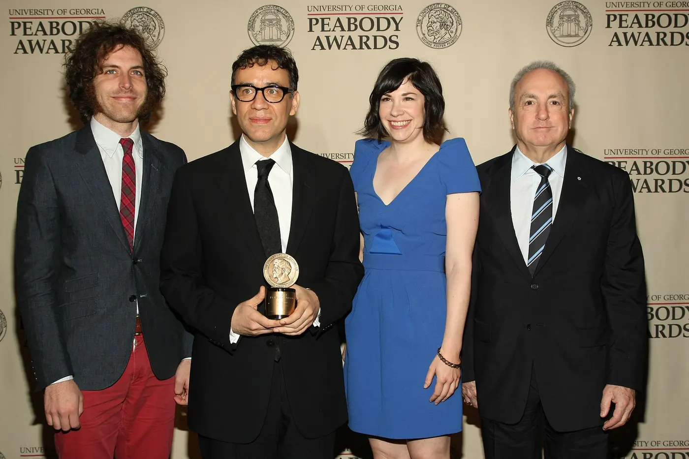 Jonathan Krisel junto a Fred Armisen, Carrie Brownstein y Lorne Michaels en los premios Peabody