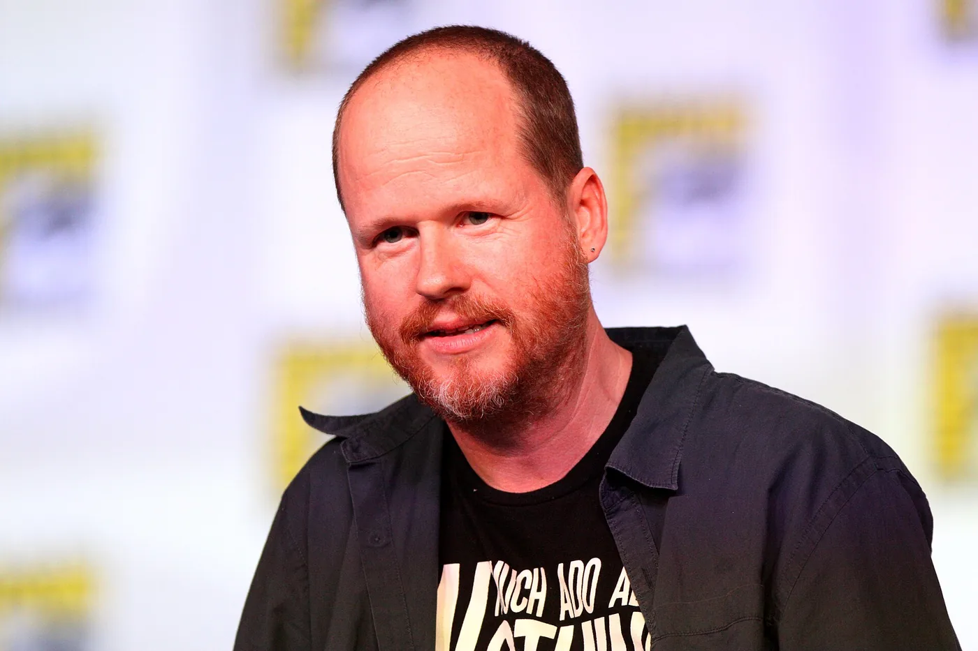 Joss Whedon sonríe en la Comic-Con de San Diego