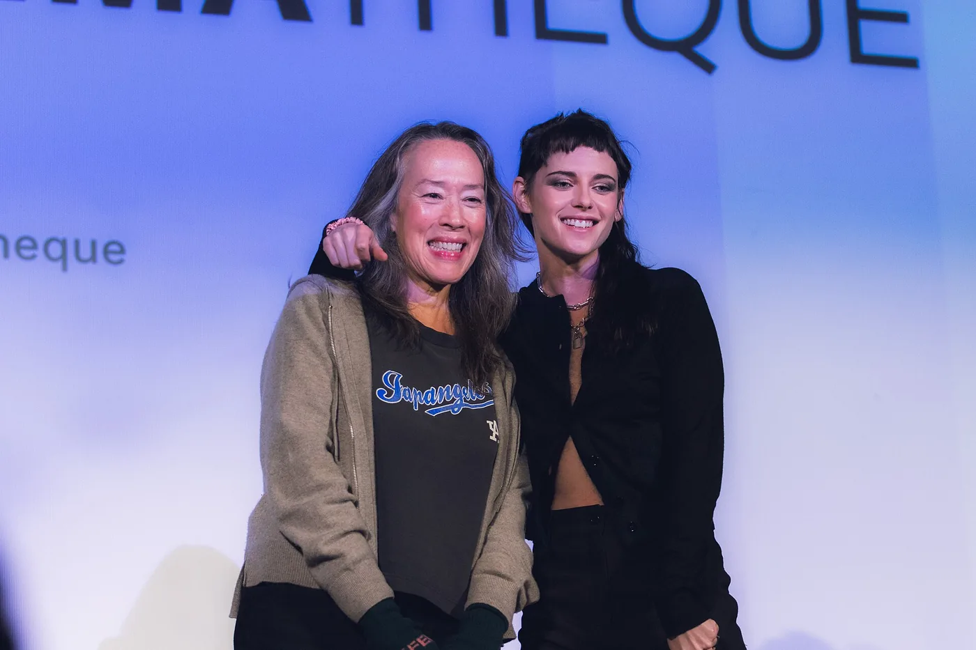 Karyn Kusama junto a Kristen Stewart en la presentación de The Chronology of Water