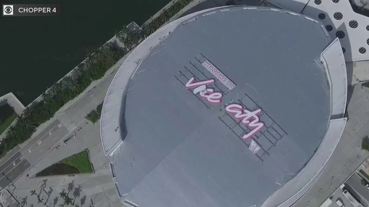 Vista aérea del Kaseya Center, la cancha del Miami Heat, con el cartel Welcome to Vice City de GTA 6 en el techo