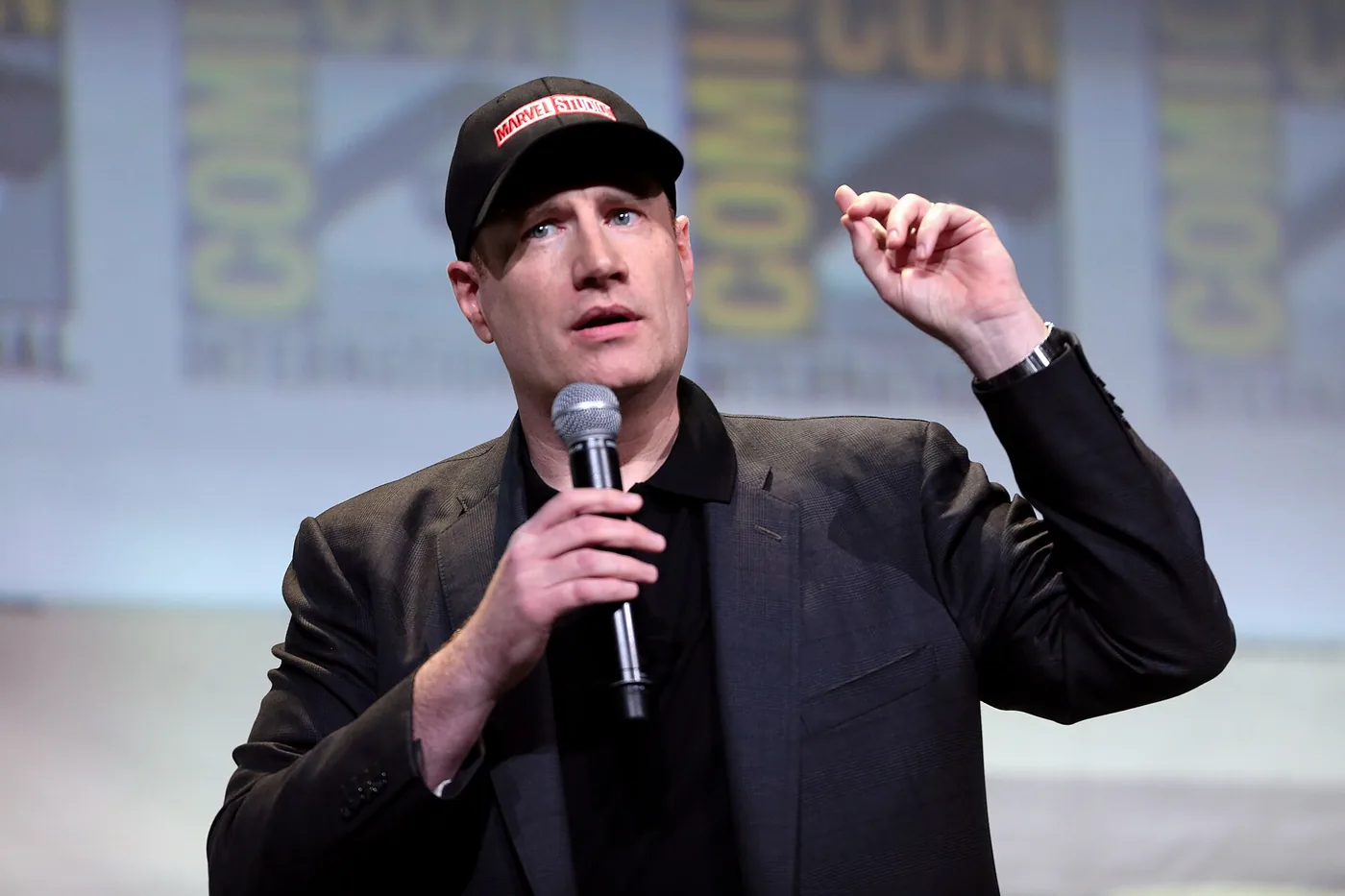 Kevin Feige, con gorra y micrófono en mano, en el panel de Marvel Studios de la Comic-Con de San Diego 2016