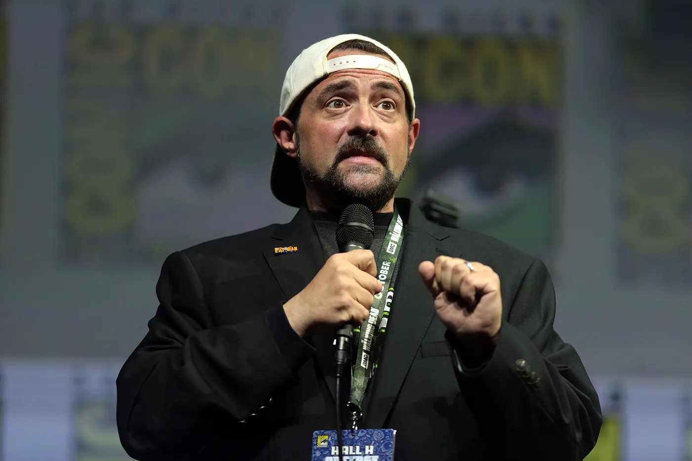 Kevin Smith habla con un micrófono en la mano durante un panel de la Comic-Con de San Diego