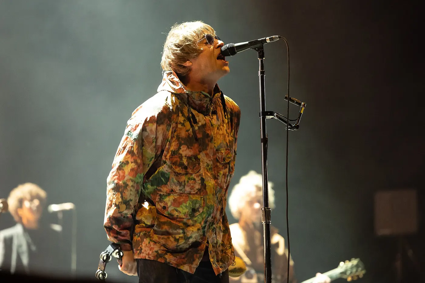 Liam Gallagher canta en vivo con una campera estampada