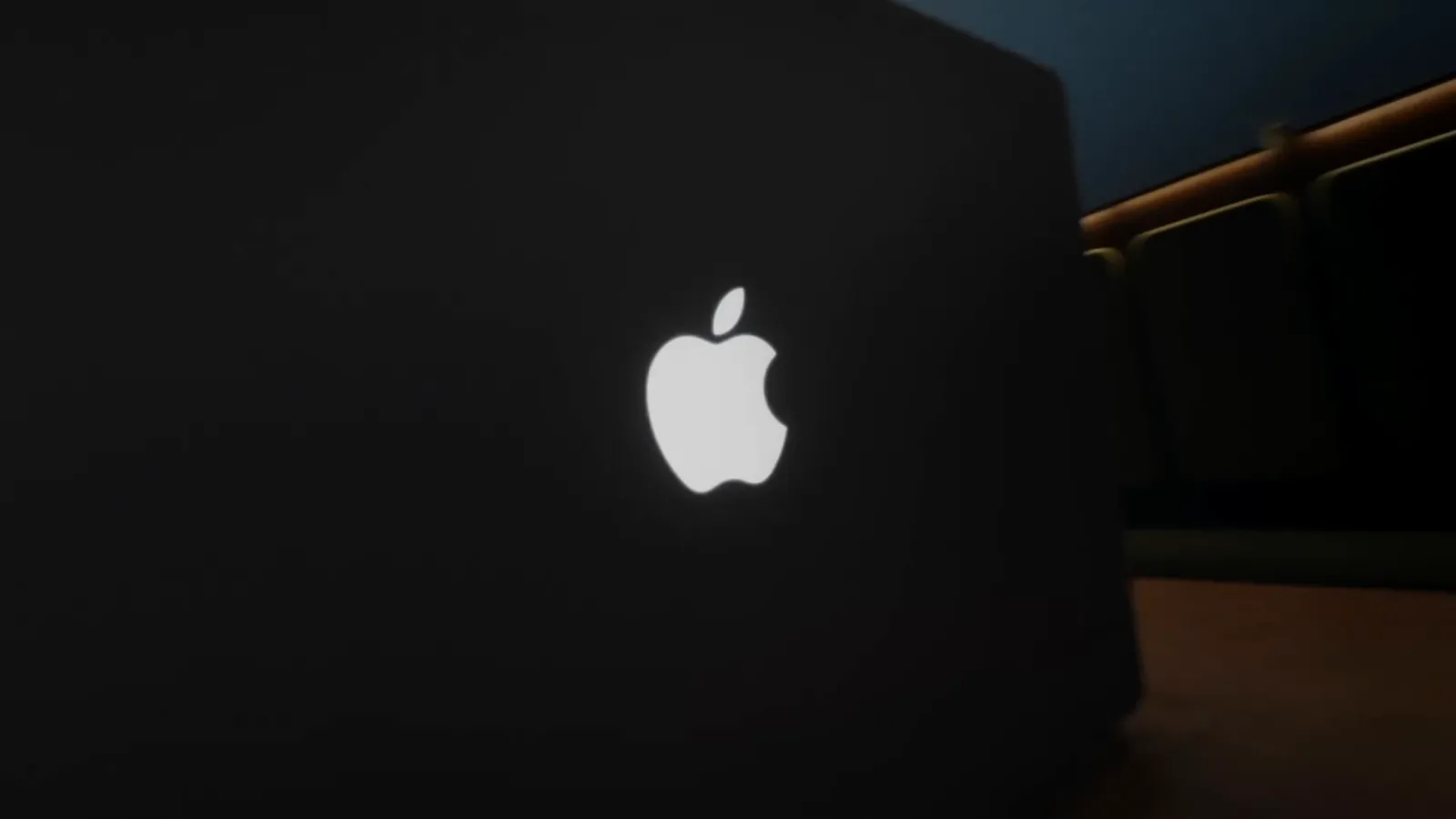 Tapa de la nueva MacBook Pro con PROLED XDR con el logo de Apple iluminado, en el video oficial de Apple
