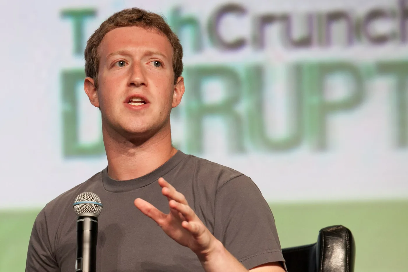 Mark Zuckerberg gesticula mientras habla en un panel de TechCrunch Disrupt