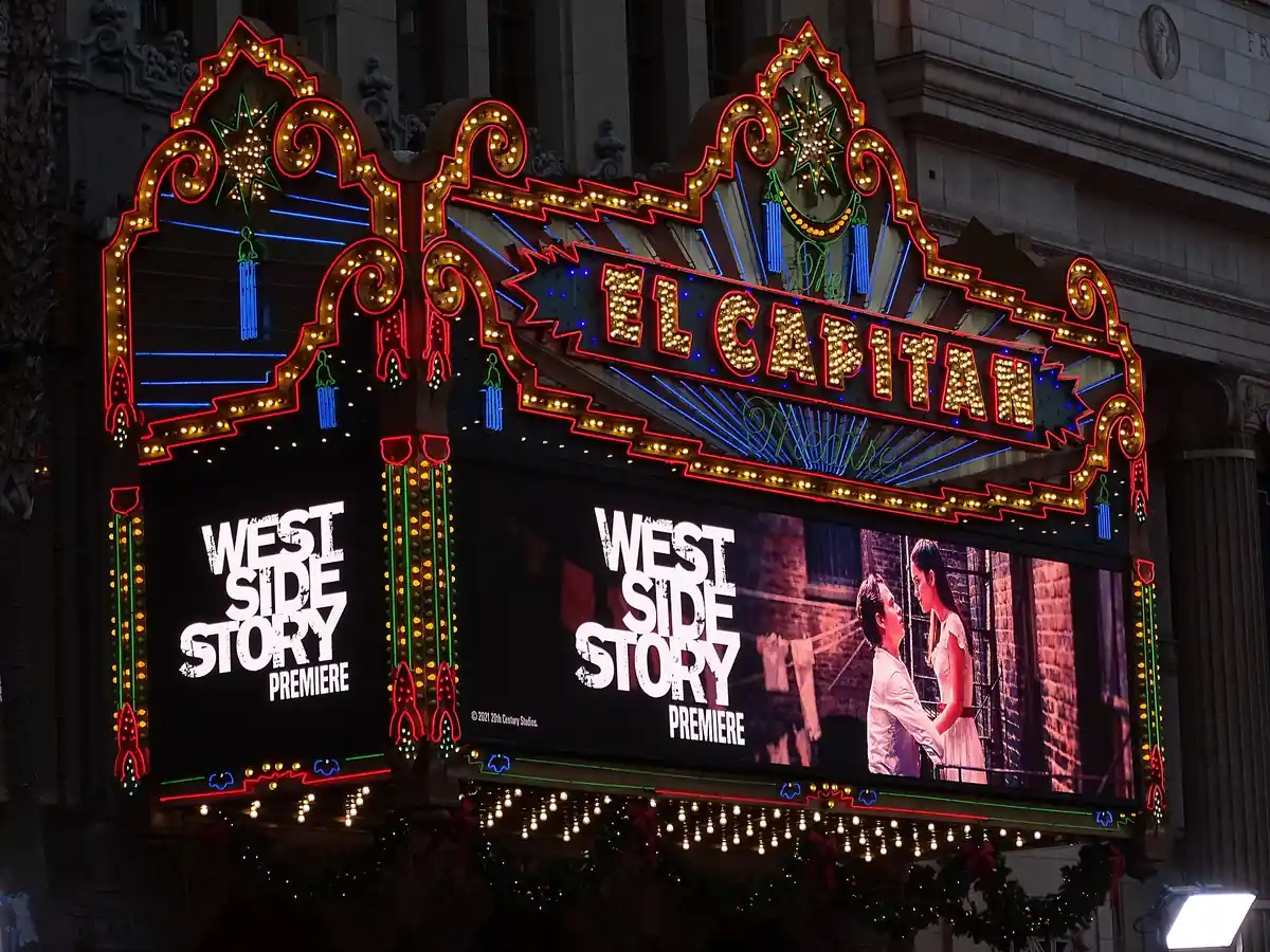 Marquesina iluminada del teatro El Capitan, en Hollywood, anunciando la premiere de West Side Story de Steven Spielberg