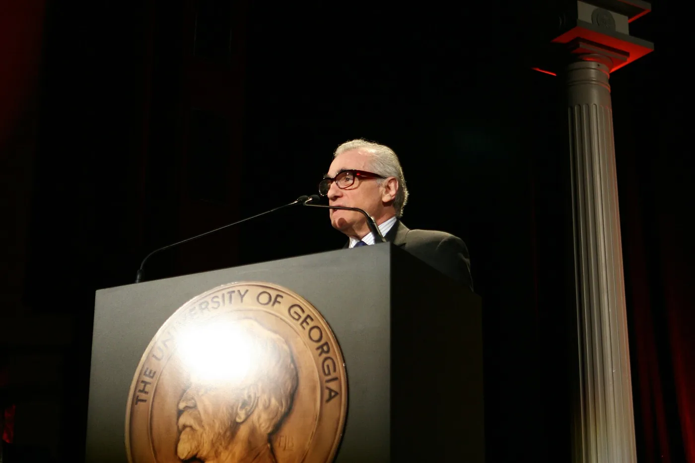 Martin Scorsese habla desde un atril en la ceremonia de los Premios Peabody