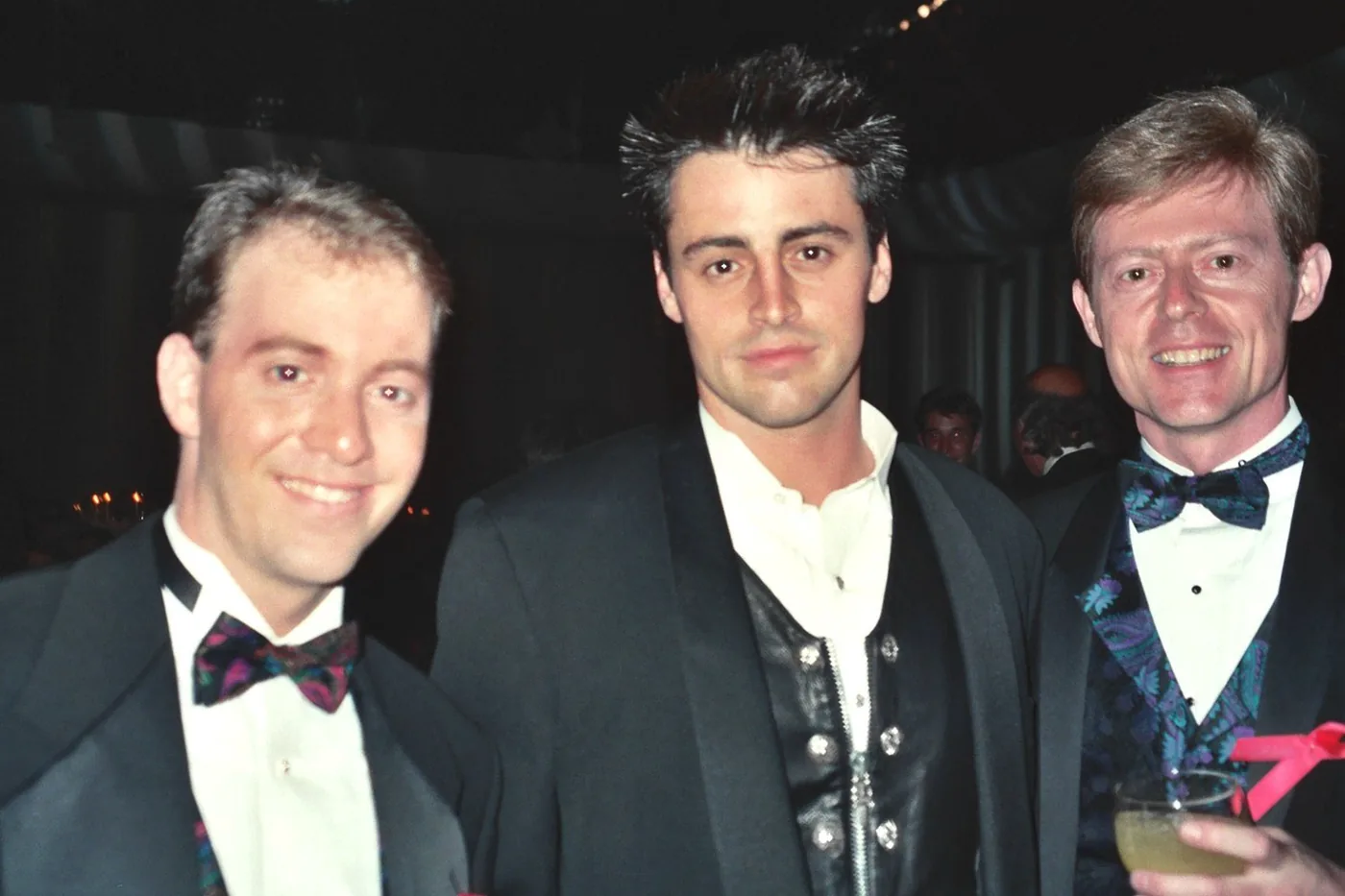 Matt LeBlanc, el Joey de Friends, de esmoquin junto a dos invitados en los premios Emmy de 1995