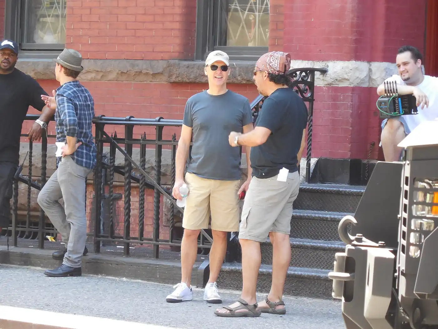 Michael Keaton y el director Alejandro G. Iñárritu ensayan una escena de Birdman en una calle de Nueva York