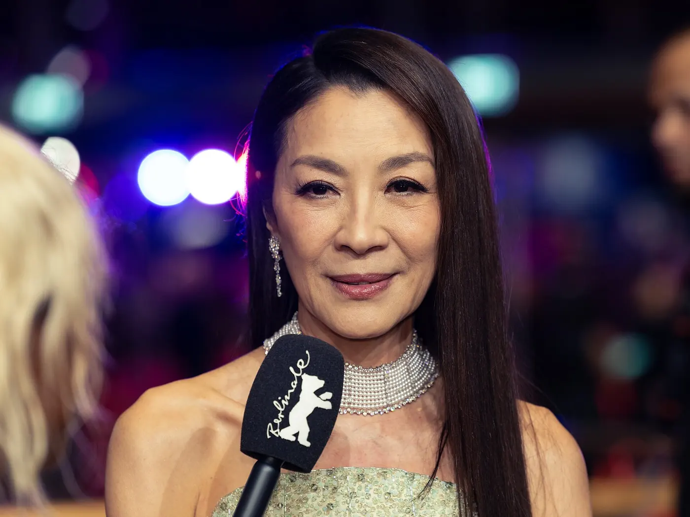Michelle Yeoh da una entrevista en la alfombra roja de la Berlinale