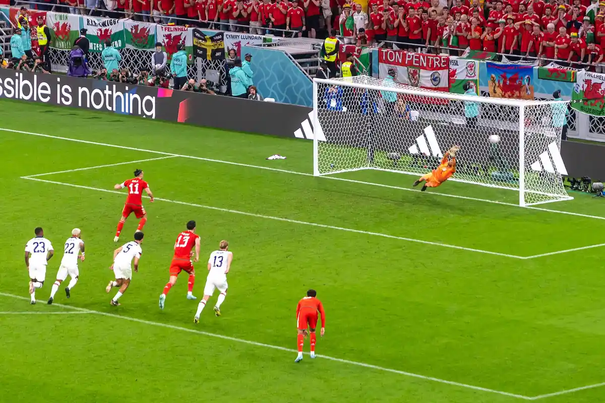 Penal en el partido entre Estados Unidos y Gales del Mundial Qatar 2022, con el arquero estirado y la tribuna llena