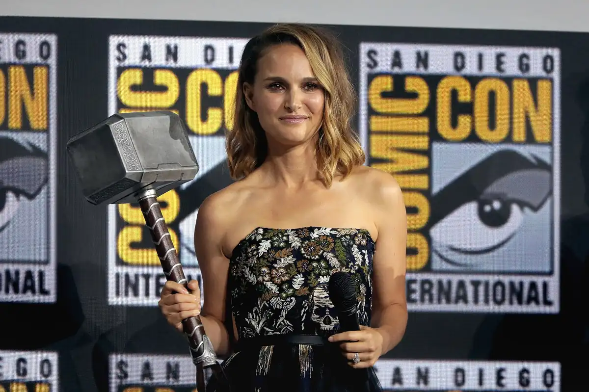 Natalie Portman sostiene el martillo de Thor en la Comic-Con de San Diego