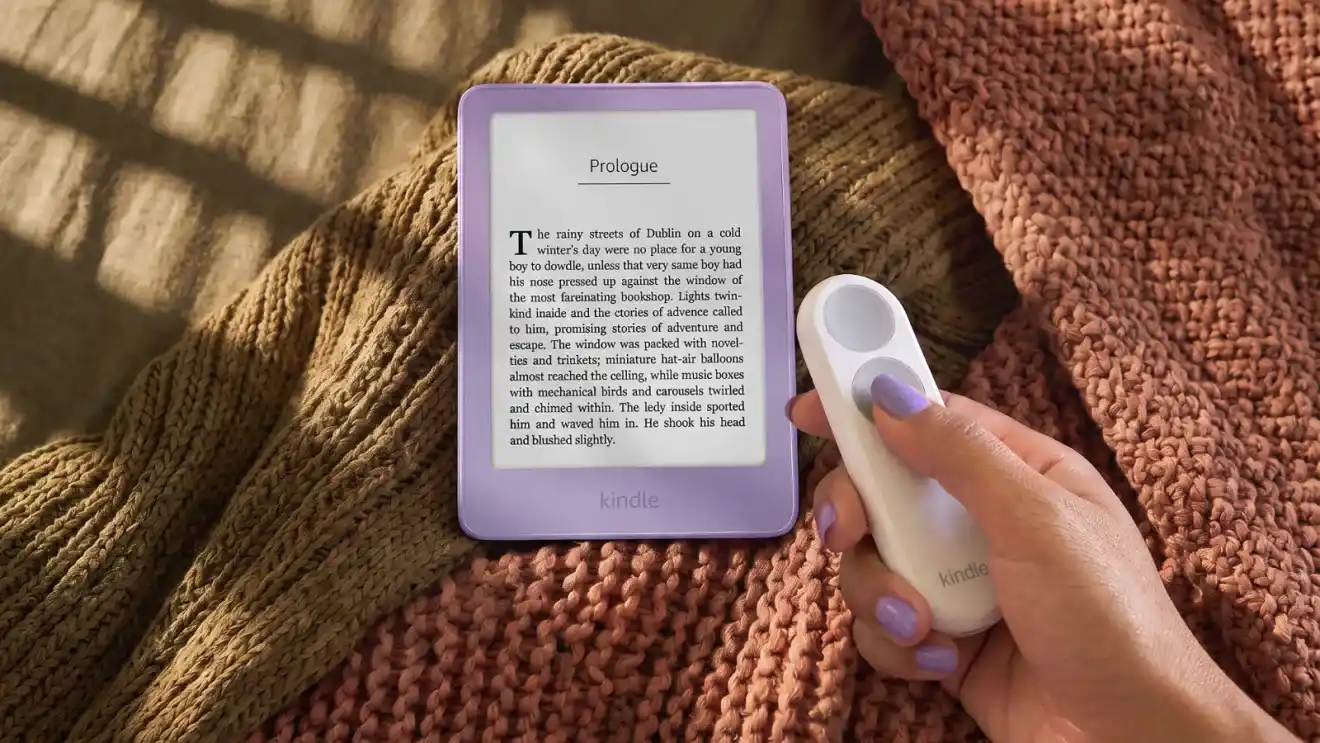 Nuevo Kindle 2026 en color Ube junto al control remoto Kindle Click