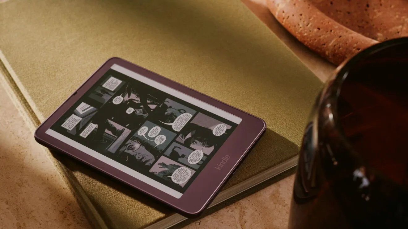 Nuevo Kindle Colorsoft en color Fig mostrando un cómic en pantalla