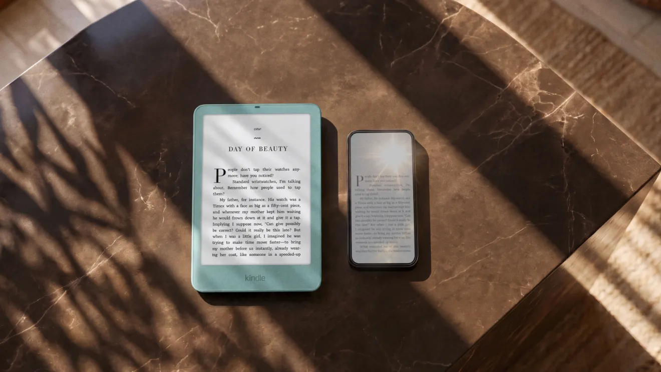 Kindle Paperwhite Signature Edition en color Seaglass Green junto a un celular