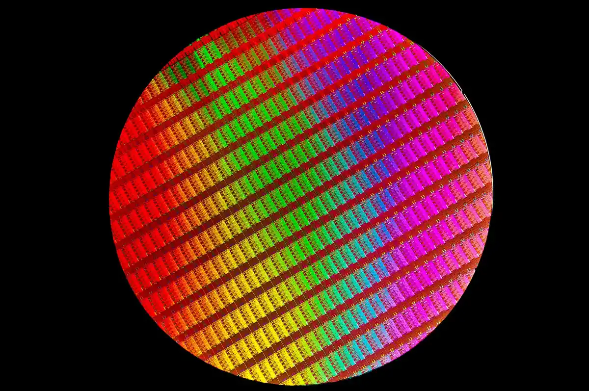 Oblea de silicio con los chips de procesadores Intel Core de cuarta generación sobre fondo negro