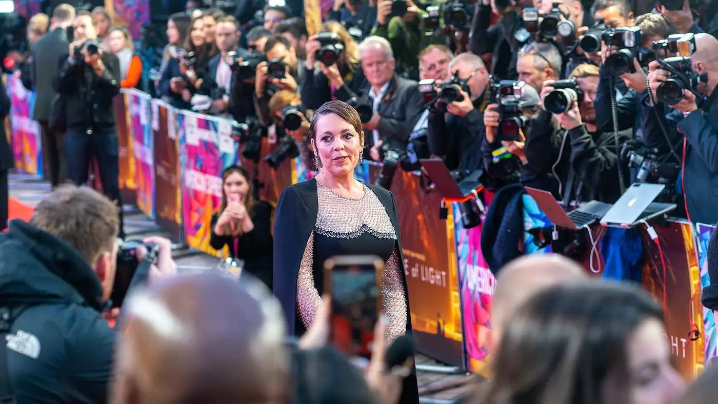 Olivia Colman posa en una alfombra roja rodeada de fotógrafos