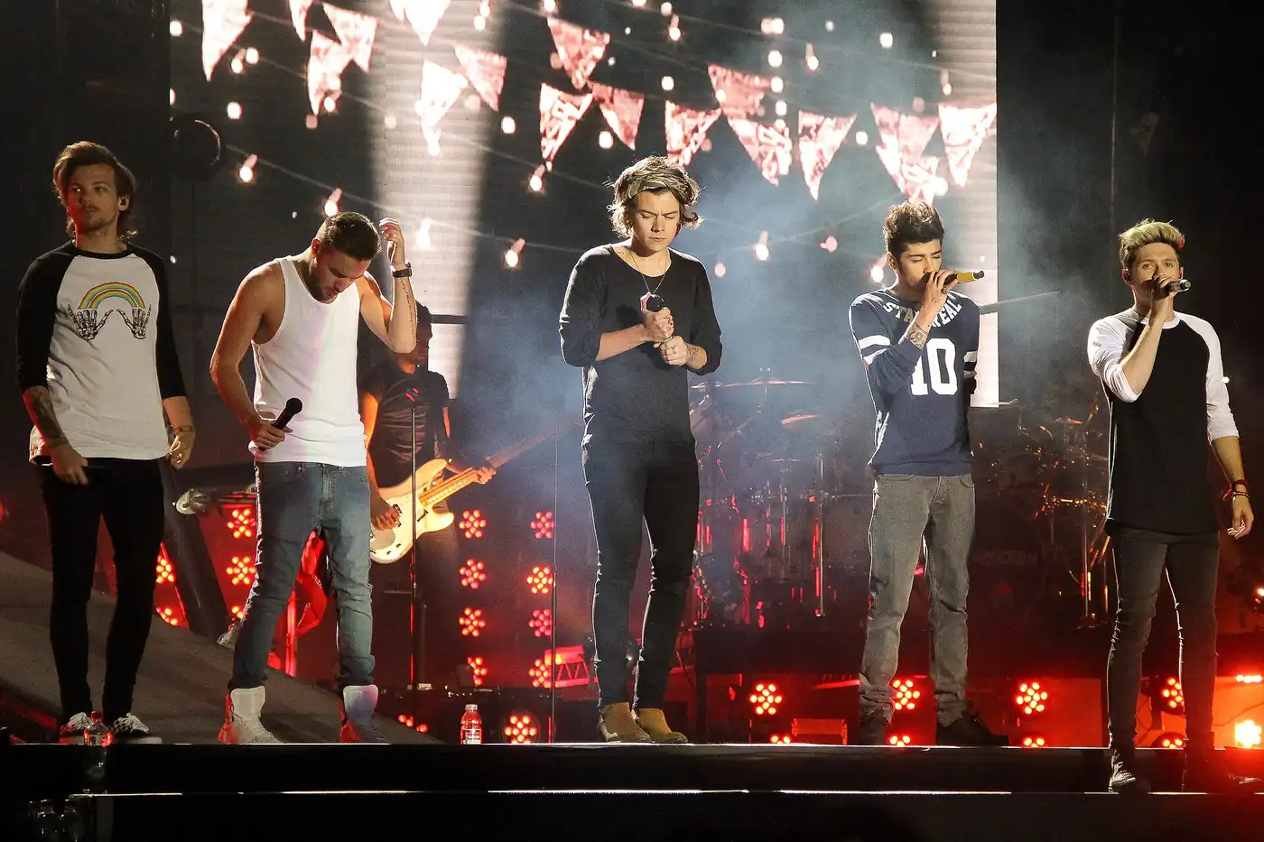 One Direction en el escenario durante un recital en Chile