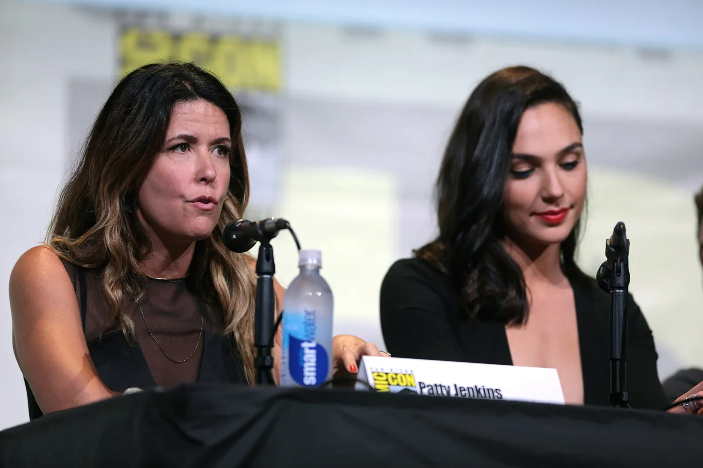Patty Jenkins y Gal Gadot sentadas en el panel de Wonder Woman de la Comic-Con de San Diego 2016