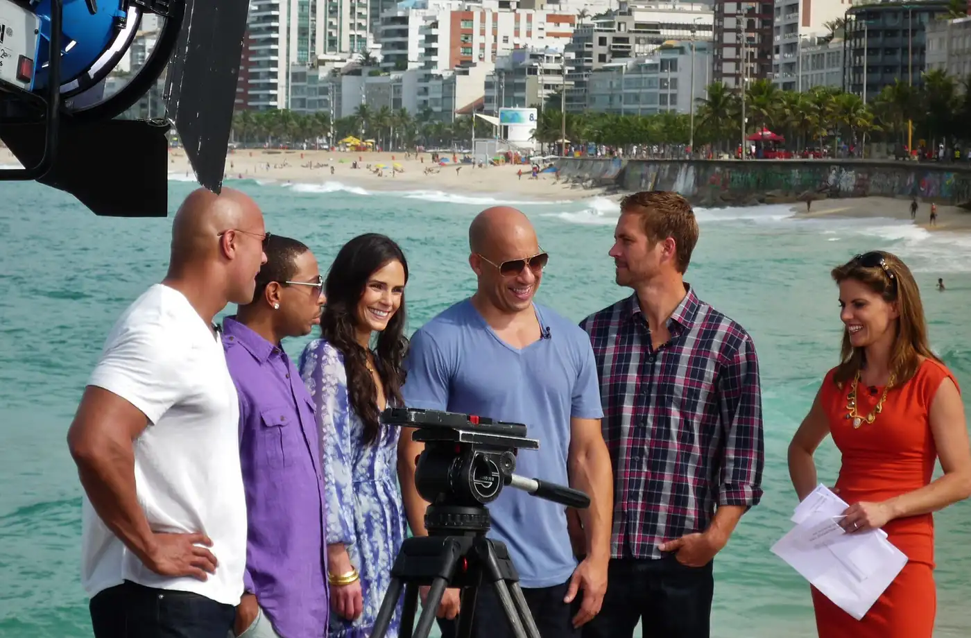 Paul Walker, Vin Diesel, Jordana Brewster y parte del elenco de Rápidos y Furiosos 5 en una entrevista televisiva frente al mar