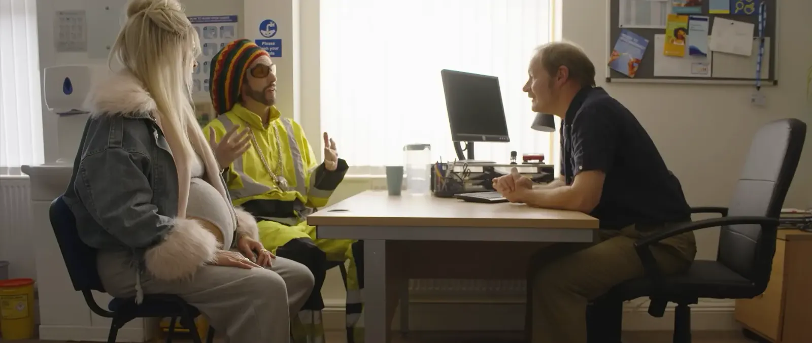 Morgana Robinson como Julie, embarazada, junto a Ali G en una escena de Ali G: Who Iz I?