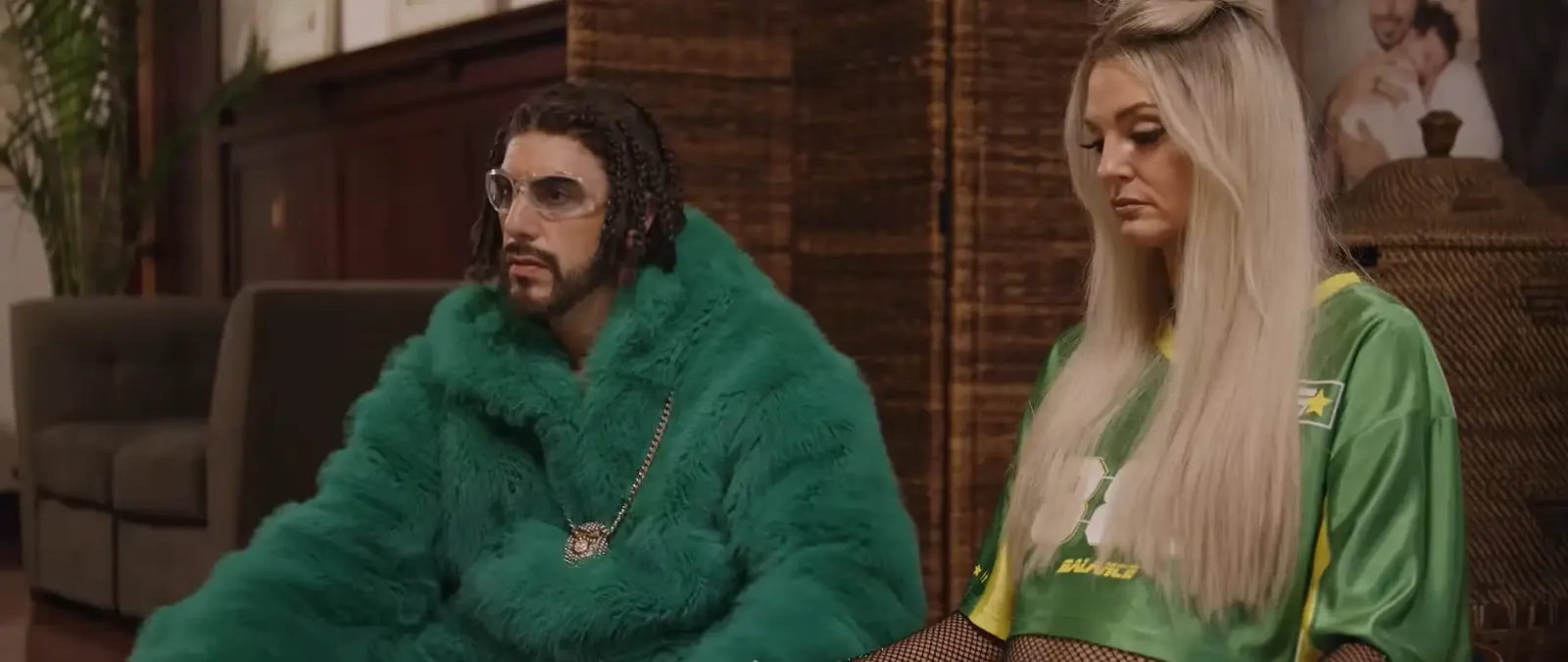 Sacha Baron Cohen y Morgana Robinson en una escena de la película Ali G: Who Iz I?