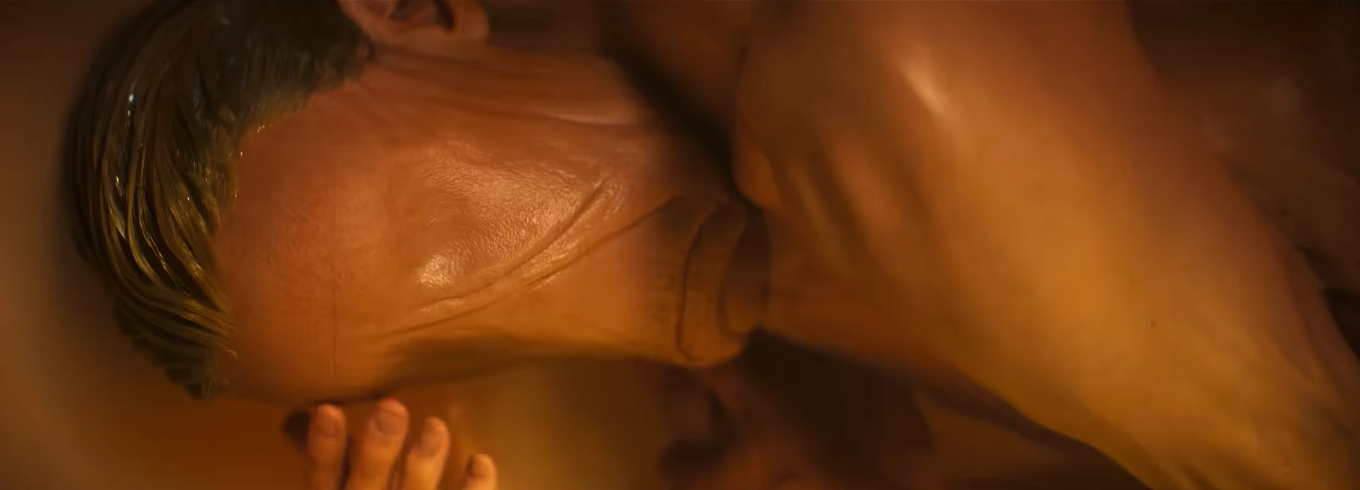 Matt Hagen con la cara deformándose en una escena del tráiler de Clayface, la película de terror de DC Studios