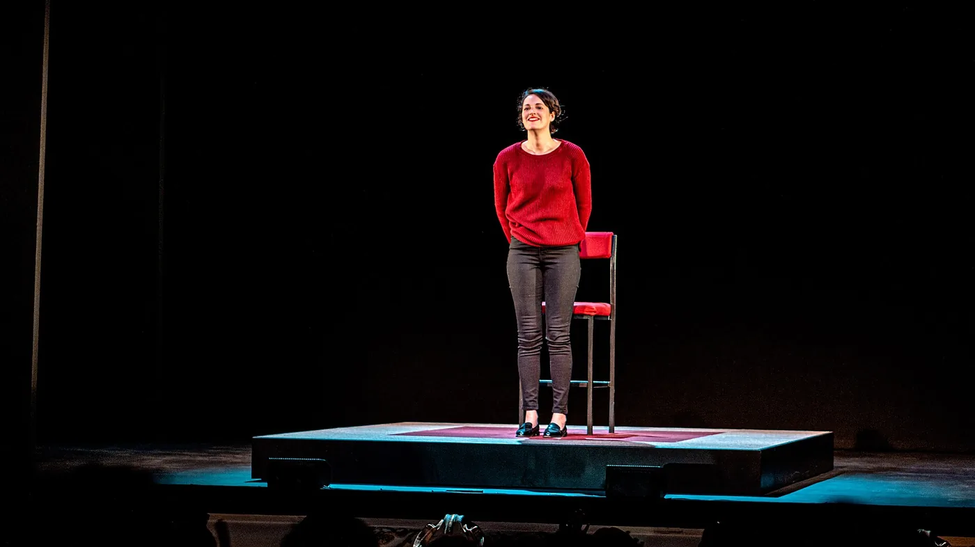 Phoebe Waller-Bridge parada junto a una silla roja en el escenario durante una función de Fleabag