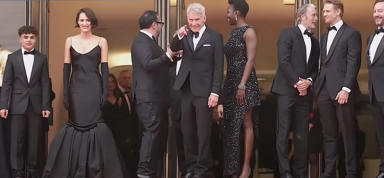 Phoebe Waller-Bridge, Harrison Ford y el director James Mangold con el elenco de Indiana Jones en el Festival de Cannes 2023